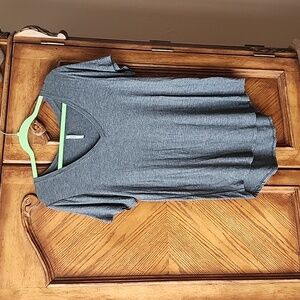 Tresics Gray VNeck Top M